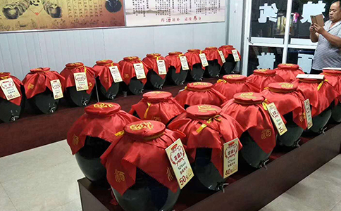 散酒店中店铺货价格带怎么设置？醉开心散酒：金字塔结构，让每一斤酒都赚钱